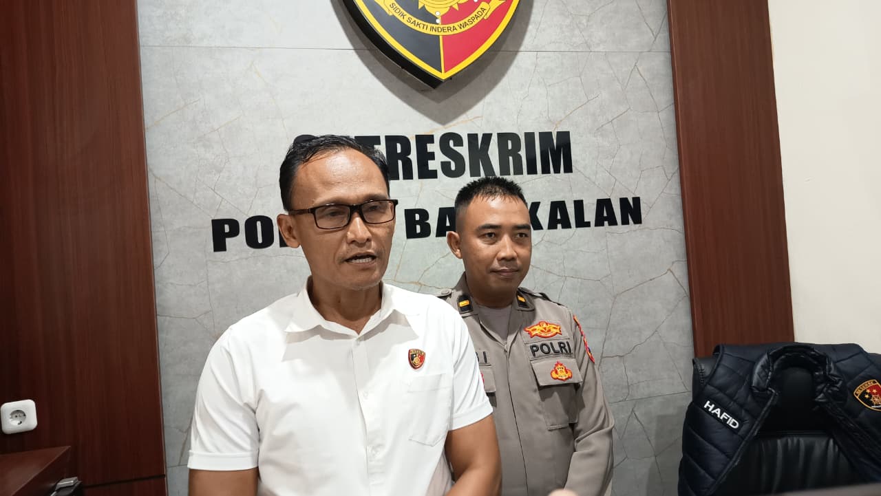 BERI KETERANGAN: Kasatreskrim Polres Bangkalan AKP Hafid Dian Maulidi didampingi Kasihumas Ipda Agung Intama saat memberikan keterangan resmi Selasa (21/10). (ZEINAL ABIDIN/JPRM)