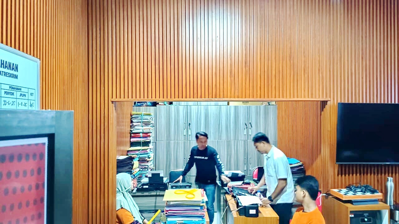 TAK BERKUTIK: Penyidik Satreskrim Polres Bangkalan tengah memeriksa dua tersangka penganiayaan Senin (20/10). (ZEINAL ABIDIN/JPRM)