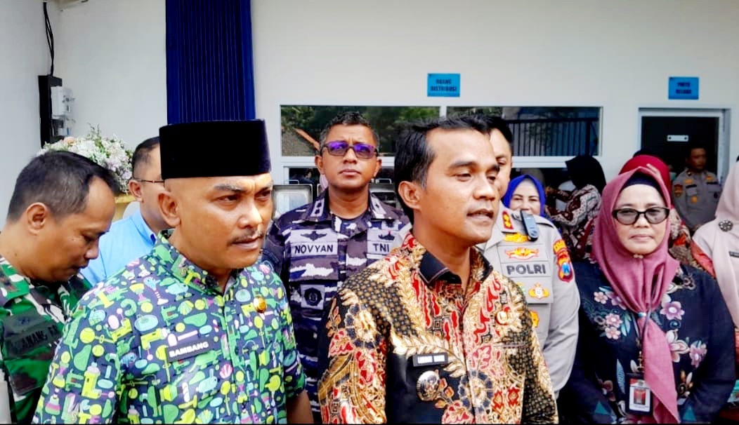 RAMAH: Bupati Bangkalan Lukman Hakim memberikan keterangan pera usai meresmikan SPPG Kemala Bhayangkari, Rabu (15/10). (MOH. KHOLIL RAMLI/JPRM)