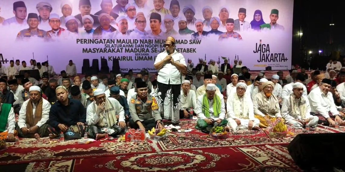 KHIDMAT: CEO PT Bawang Mas Group Khairul Umam menyampaikan sambutan dalam Silaturahmi dan Ngopi Bareng Warga Madura di Monas pada Minggu (19/10) malam.