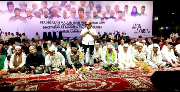 KHIDMAT: CEO PT Bawang Mas Group Khairul Umam menyampaikan sambutan dalam Silaturahmi dan Ngopi Bareng Warga Madura di Monas pada Minggu (19/10) malam. (BM UNTUK JPRM)