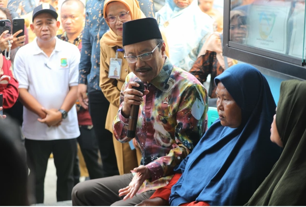 Mensos memberikan bansos kepada keluarga yang layak
