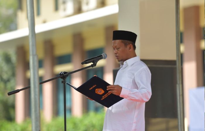 KHUSYUK: Rektor UTM Prof Safi&rsquo; sedang memimpin upacara peringatan HSN 2025 di depan gedung rektorat,&nbsp;Rabu&nbsp;(22/10).&nbsp;(UTM UNTUK RadarMadura.id)