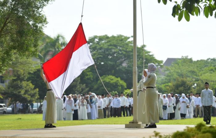 Judul: Hari Santri Milik Kita Bersama, UTM Ikut Memperingati dengan Menggelar Upacara di Gedung Rektorat.&nbsp;Rabu&nbsp;(22/10).&nbsp;(UTM UNTUK RadarMadura.id)