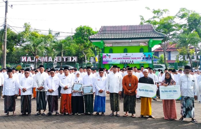 APRESIASI: Bupati Sampang Slamet Junaidi berfoto bersama dengan siswa berprestasi usai upacara peringatan HSN di MAN Sampang. (UBAIDILLAHIR RA