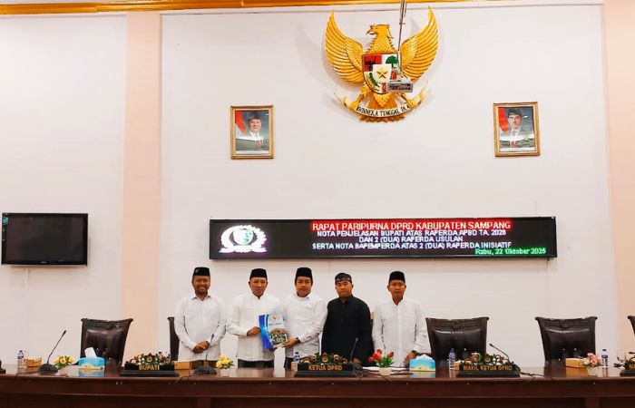 BERSINERGI: Bupati Sampang Slamet Junaidi didampingi Wabup Sampang Ahmad Mahfudz menyerahkan nota RAPBD TA 2026 kepada Ketua DPRD Sampang Rudi Kurniawan didampingi para Wakil Ketua DPRD Sampang.
