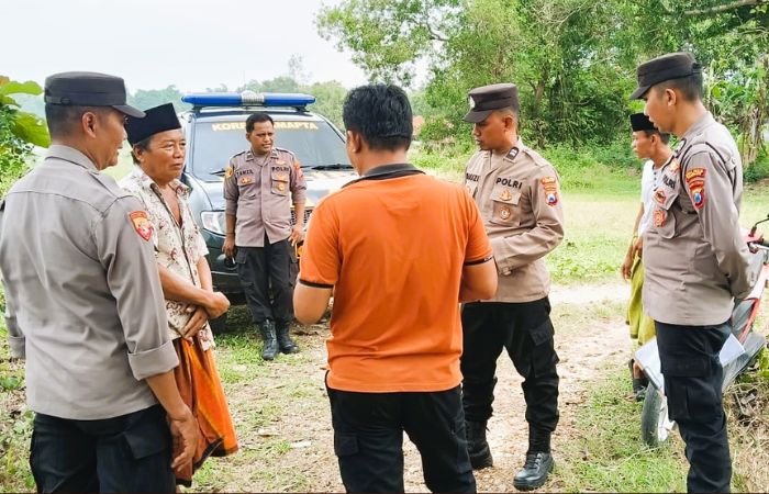 OLAH TKP: Polisi mendatangi TKP dugaan penganiayaan terhadap Fausi di Desa Kodak, Kecamatan Torjun, Sampang. (HUMAS POLRES UNTUK&nbsp;RadarMadura.id)