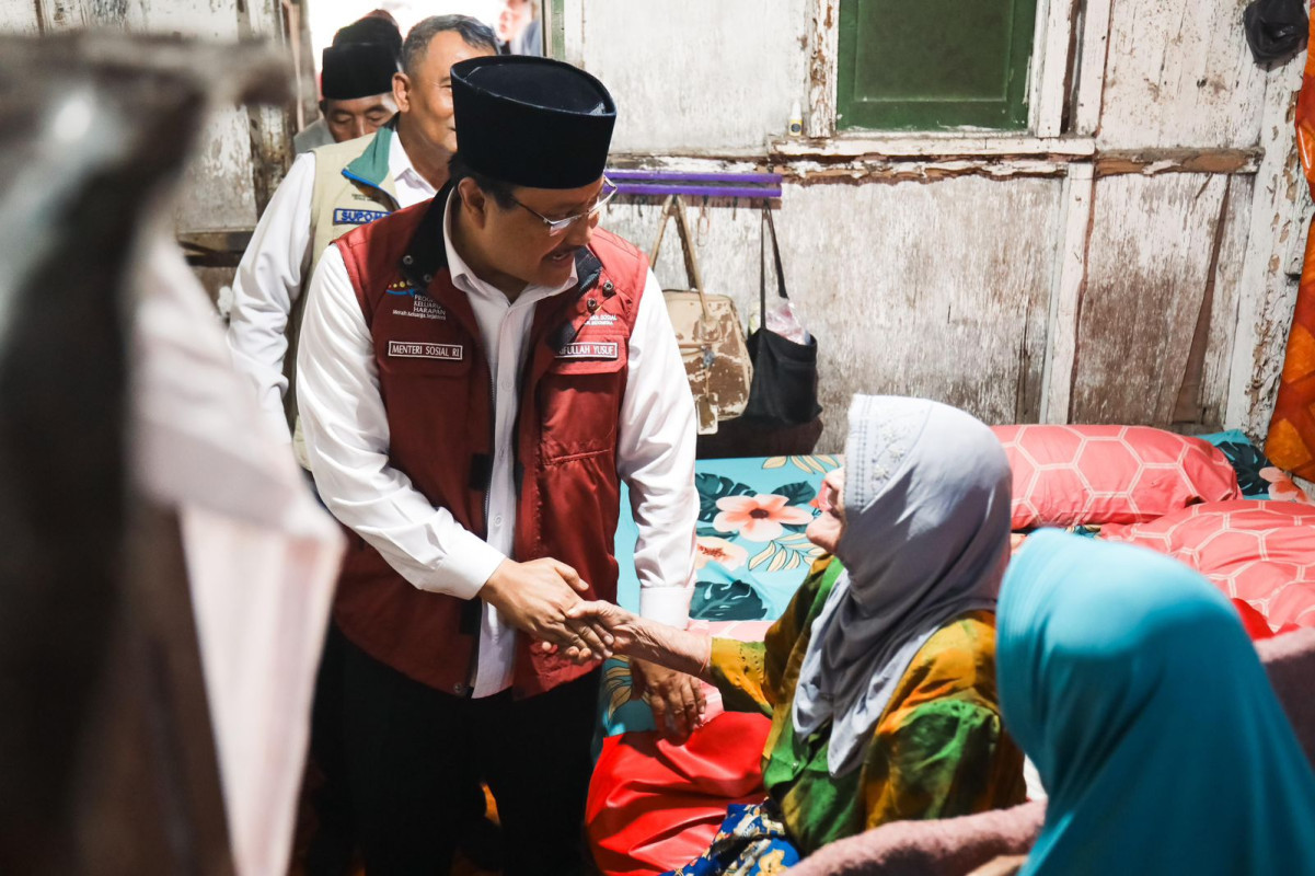 Menteri Sosial RI menyerahkan langsung Bansos kepada KPM lansia