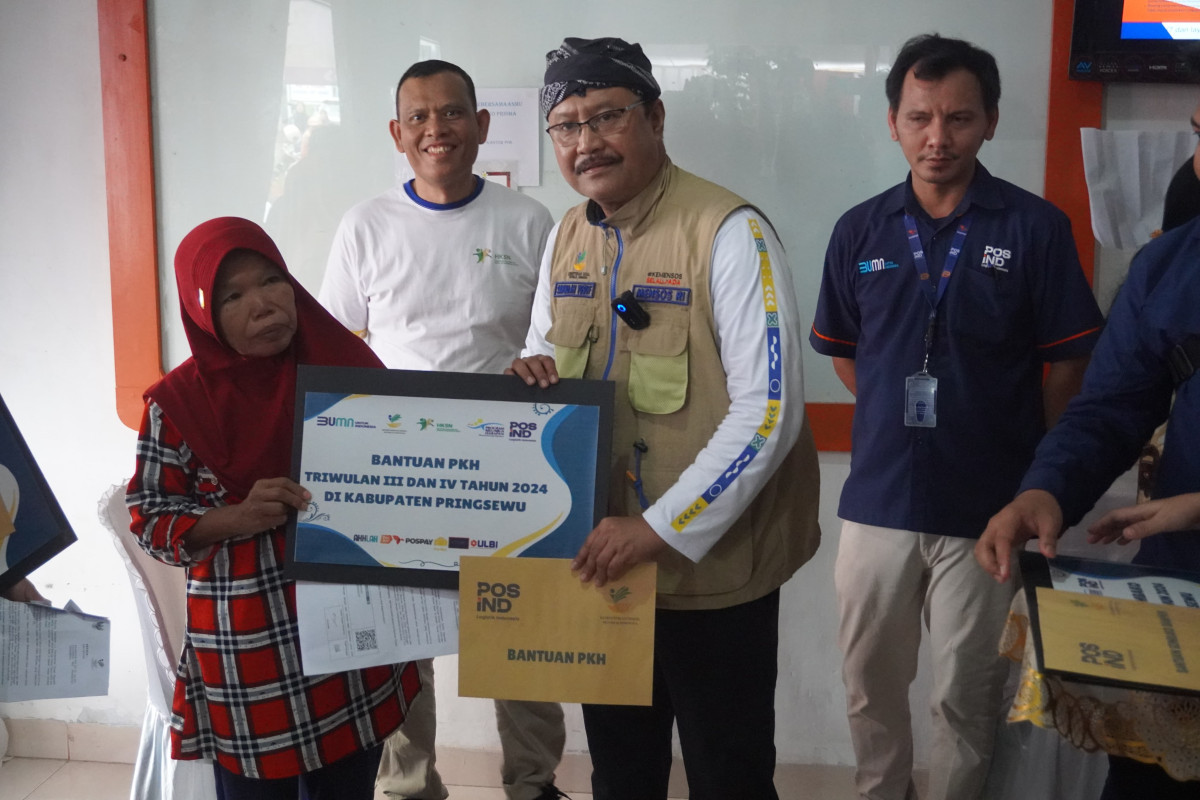 Ibu-Ibu PKH menerima bantuan sosial langsung dari Mensos