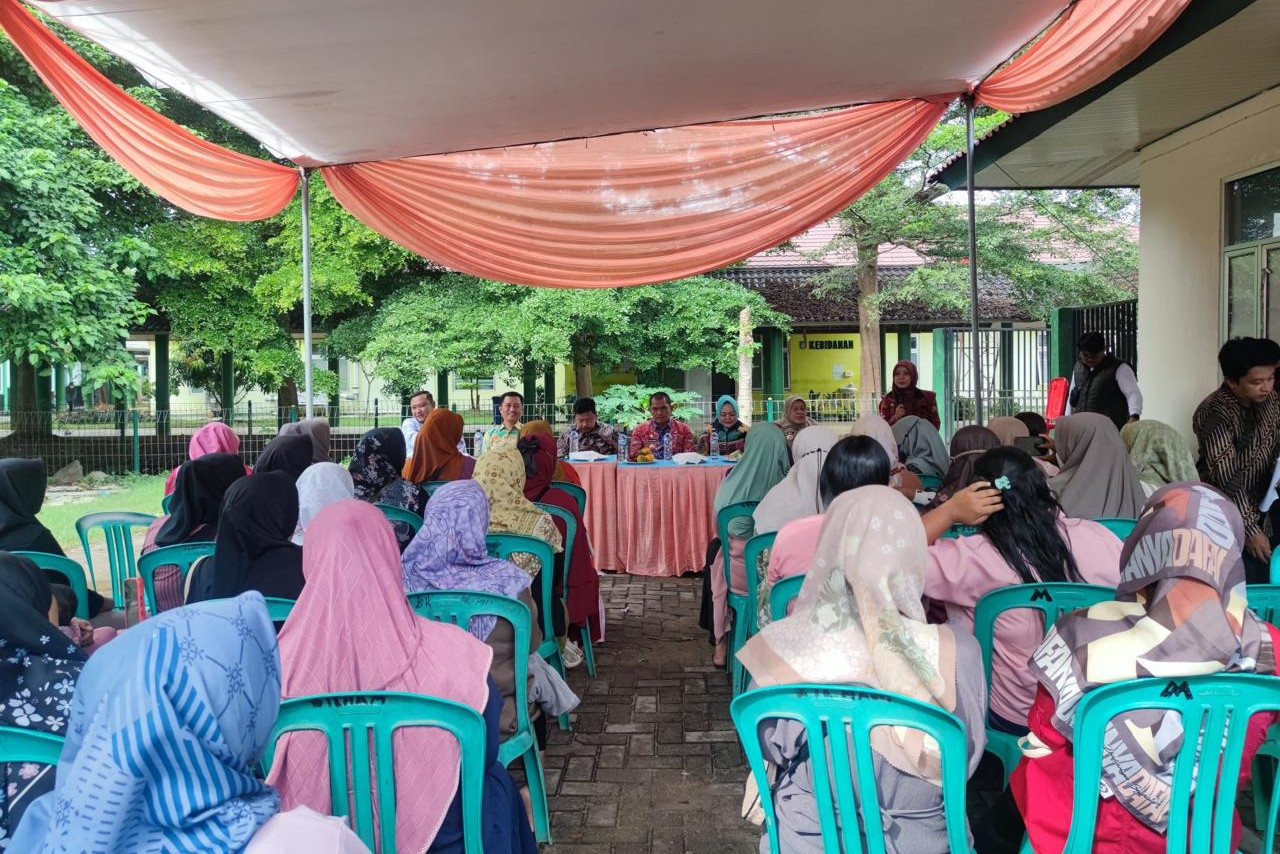 Para penerima Bansos berkumpul
