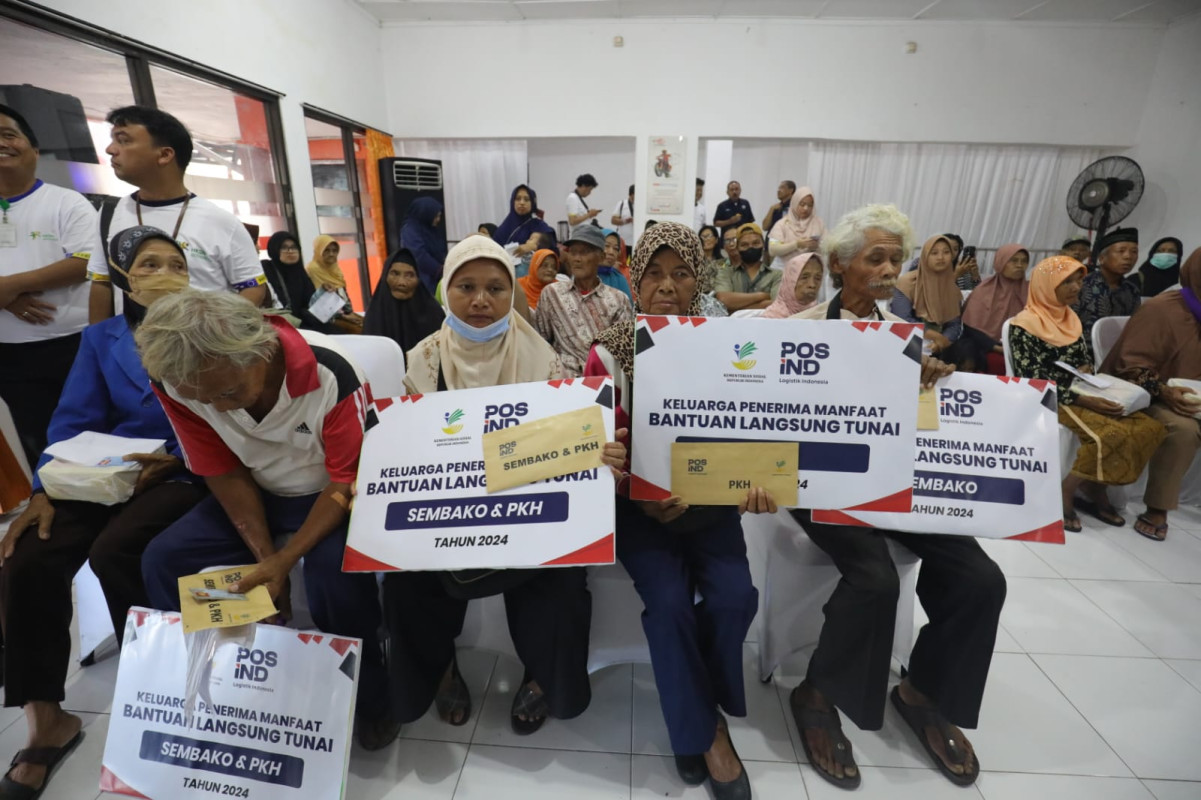 Para penerima bantuan langsung tunai oleh Kemensos.