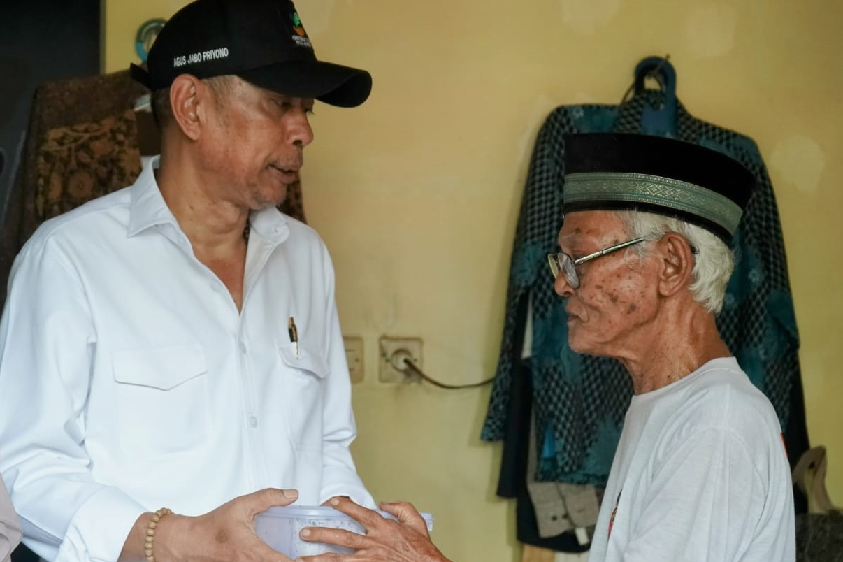 Seorang lansia mendapatkan bantuan dari Kemensos RI