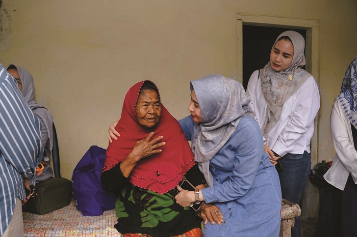 PEDULI: Ketua TP PKK Sampang Selviana Slamet Junaidi saat berbagi kebahagiaan dengan kaum duafa di Kelurahan Banyuanyar, Kecamatan Sampang, Rabu (22/10). (PROTOKOL PEMKAB SAMPANG UNTUK JPRM)