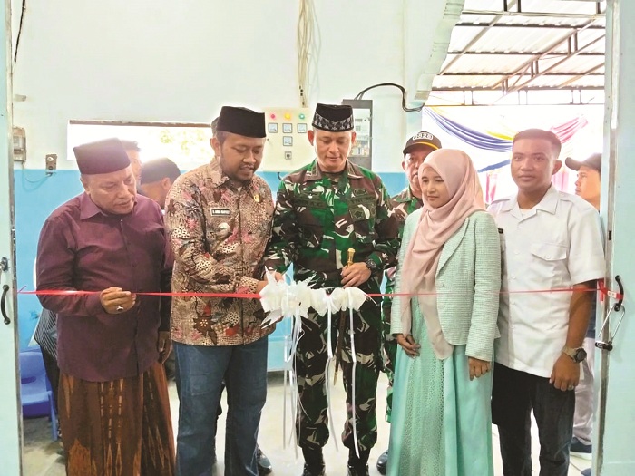 SIMBOLIS: Wabup Ahmad Mahfudz dan Dandim 0828 Letkol Czi Dika Catur Yanuar Anwar memotong pita saat launching dapur MBG Kamis (23/10). (ANIS BILLAH/JPRM)