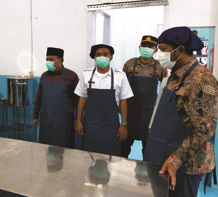 MULAI BEROPERASI: Wabup Sampang Ahmad Mahfudz mengecek kondisi dapur SPPG Tanggumong 003 usai di-launching Kamis (23/10). (ANIS BILLAH/JPRM)