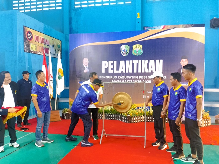 APRESIASI: Bupati Sampang Slamet Junaidi bersama Pengurus PBSI Jatim membuka Kejuaraan Bupati Cup 2025 di GOR Bulu Tangkis Sampang Kamis (23/10). (UBAIDILLAHIR RAIE/JPRM)