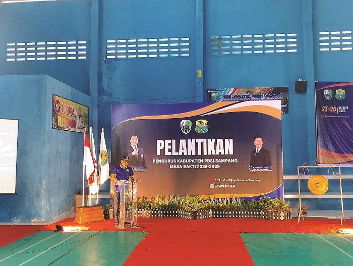PENUH SEMANGAT: Bupati Slamet Junaidi menyampaikan sambutan pada pelantikan pengurus PBSI masa bakti 2025&ndash;2029 dan pembukaan Kejuaraan Bupati Cup 2025, Kamis (23/10). (UBAIDILLAHIR RAIE/JPRM)