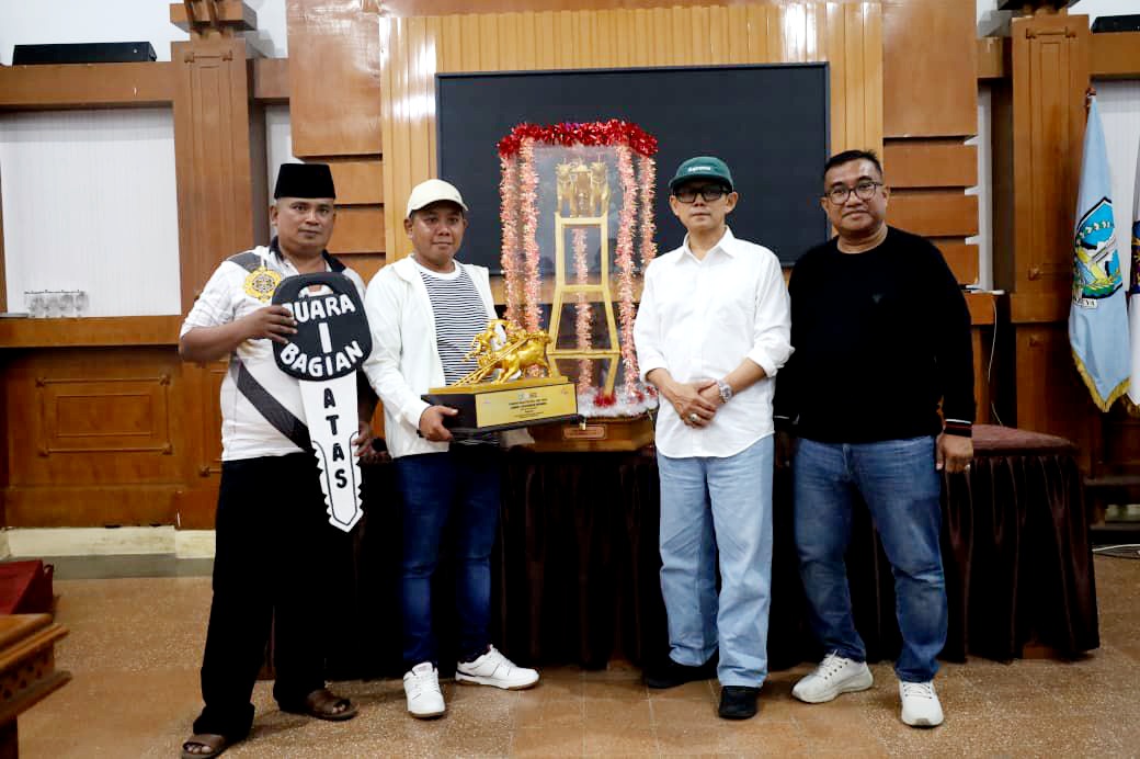 JUARA: Tim pengerap Anti Virus mengambil hadiah di Kantor Bakorwil IV Pamekasan, Selasa (21/20). (BAKORWIL IV PAMEKASAN UNTUK JPRM)
