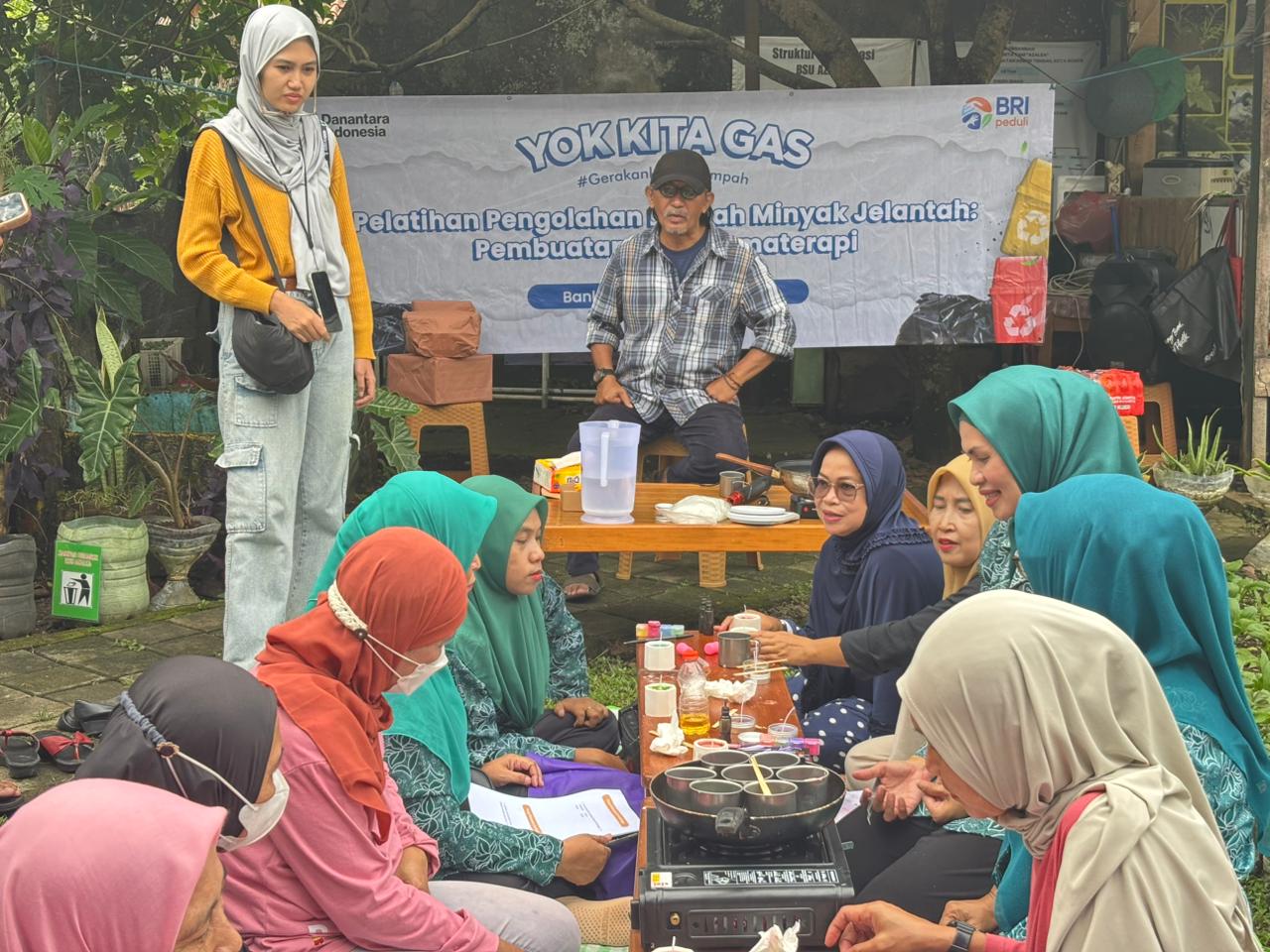 JAGA LINGKUNGAN: Sejumlah ibu-ibu di  Bogor mendapat pelatihan pengolahan minyak jelantah menjadi sabu.
