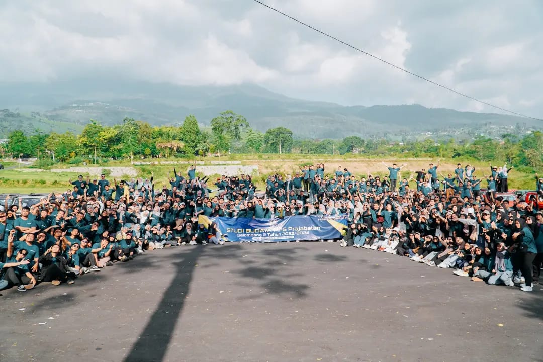Para mahasiswa PPG Prajabatan atau Calon Guru berfoto bersama dalam salah satu kegiatan.
