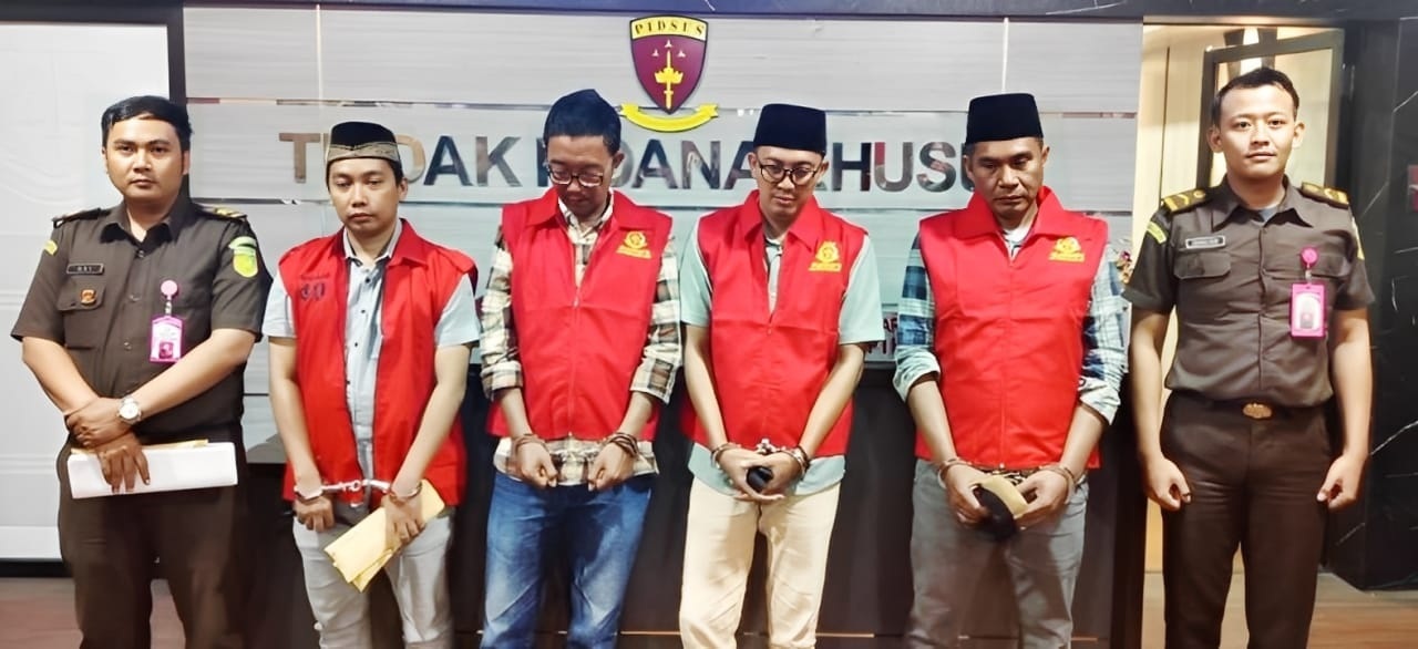 TAK BERKUTIK: Staf Kejati Jatim saat mengawal empat tersangka kasus dugaan tipikor BSPS di ruang pidsus pada Selasa (14/10) malam. (NURKHOLIS UNTUK JPRM)