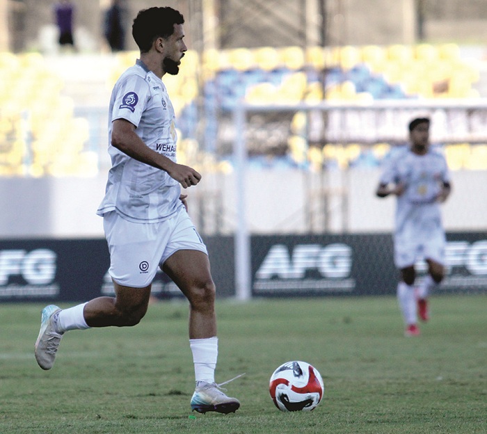 SKILL: Lulinha saat menggiring bola saat bertanding melawan Persik Kediri di Stadion Gelora Joko Samudro, Gresik, Sabtu (16/8). (VIVIN AGUSTIN HARTONO/JPRM)