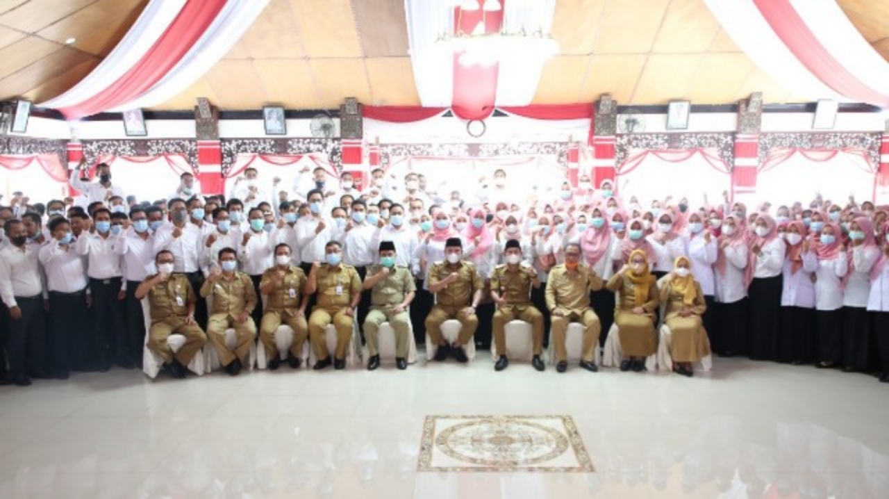 Para ASN Melakukan sesi foto bersama di Pemkab  sampang