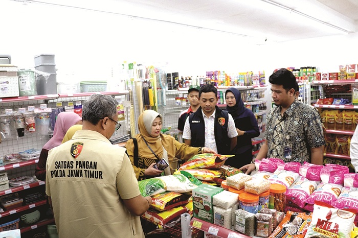 SIDAK: Tim gabungan melakukan sidak ke toko retail modern (Alfamidi) di Jalan Panglima Sudirman, Kelurahan Dalpenang, Kecamatan Kota Sampang, Kamis (23/10). (HUMAS POLRES UNTUK JPRM)