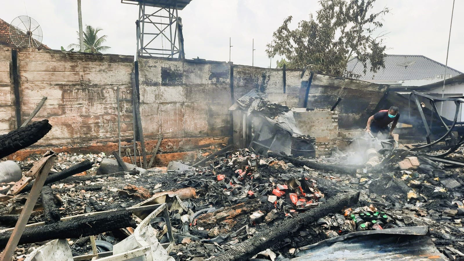 HANGUS: Petugas damkar melakukan pendinginan di lokasi kios yang terbakar di Pasar Ganding, Sumenep, Kamis (23/10).