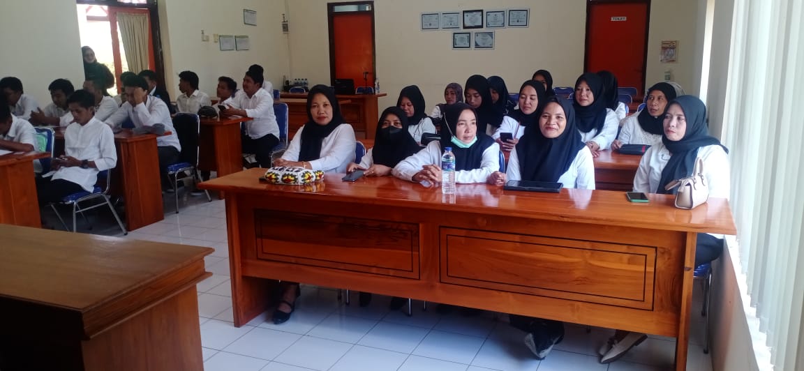 FOKUS: Karyawan dapur MBG menjalani pelatihan penjamah pangan di aula Puskesmas Arjasa.