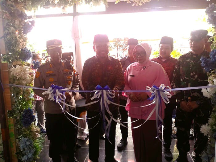 RESMI: Wabup Ahmad Mahfudz memotong pita peresmian SPPG Kemala Bhayangkari Cabang Sampang, didampingi Ketua Yayasan SPPG Kemala Bhayangkari Daru Hartono dan forkopimda di Kelurahan Banyuanyar.