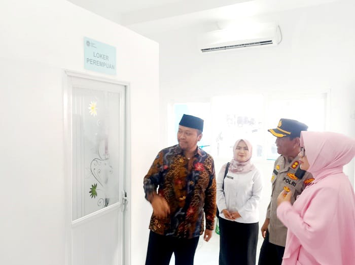 PROGRAM PRESIDEN: Wabup Sampang Ahmad Mahfudz bersama Ketua Yayasan SPPG SPPG Kemala Bhayangkari Cabang Sampang Daru Hartono mengecek SPPG Bhayangkari Jumat (24/10). (UBAIDILLAHIR RAIE/JPRM)