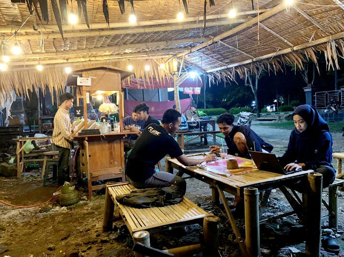 NYAMAN: Sejumlah pelanggan angkringan Gubuk Kopi sedang asyik bercengkerama, Kamis (16/10). (M. KHOLIL RAMLI/JPRM)