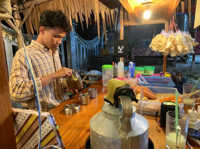 KERJA KERAS: Sinweni, pemilik angkringan Gubuk Kopi sedang meracik kopi pesanan pelanggan, Kamis (16/10). (M. KHOLIL RAMLI/JPRM)