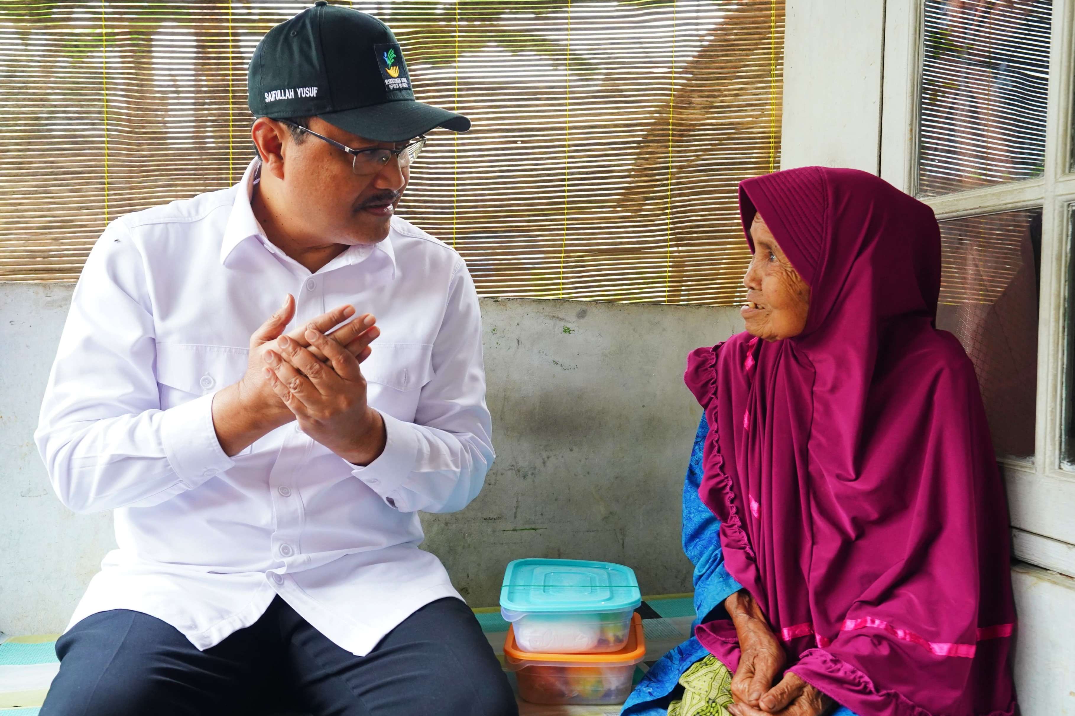 Kemensos memberikan bantuan sosial kepada lansia