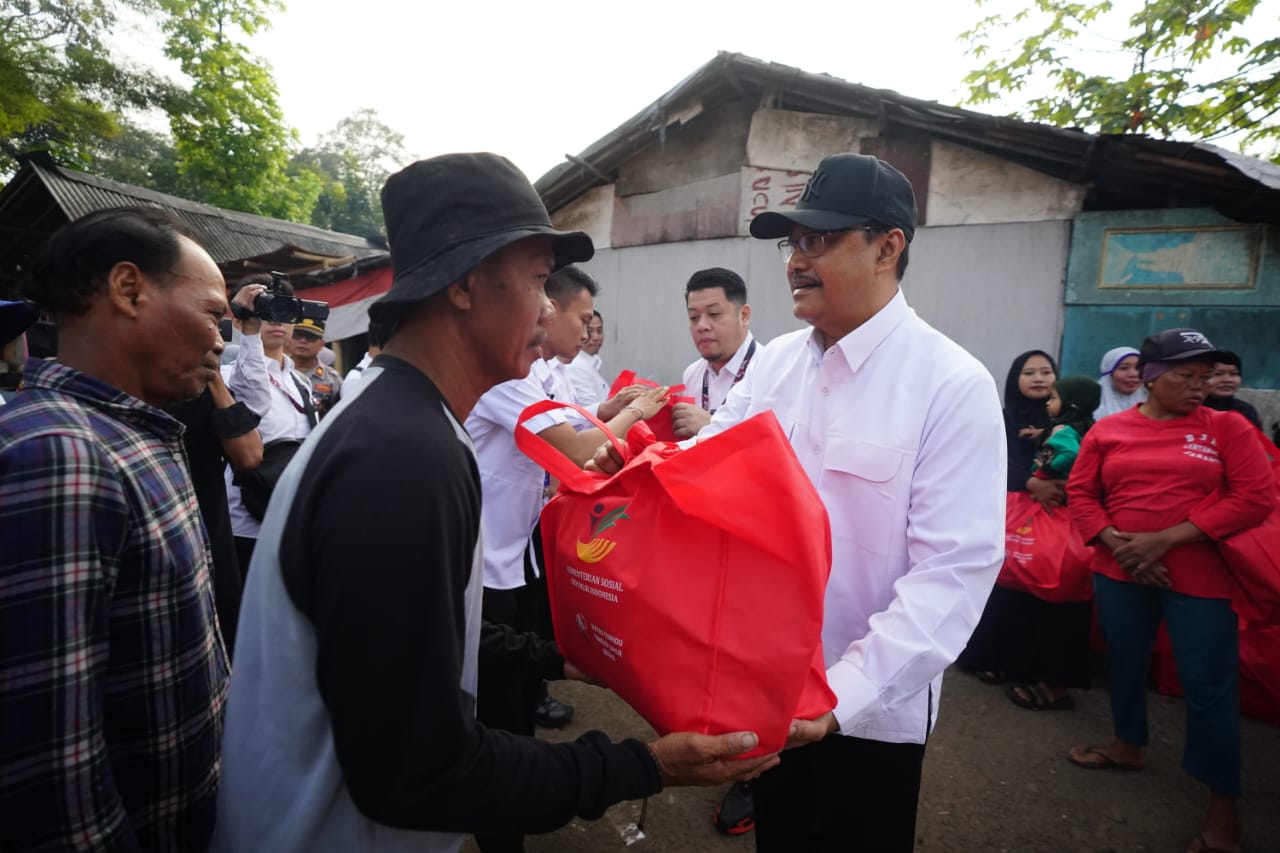 Menteri Sosial memberikan bansos kepada masyarakat yang layak