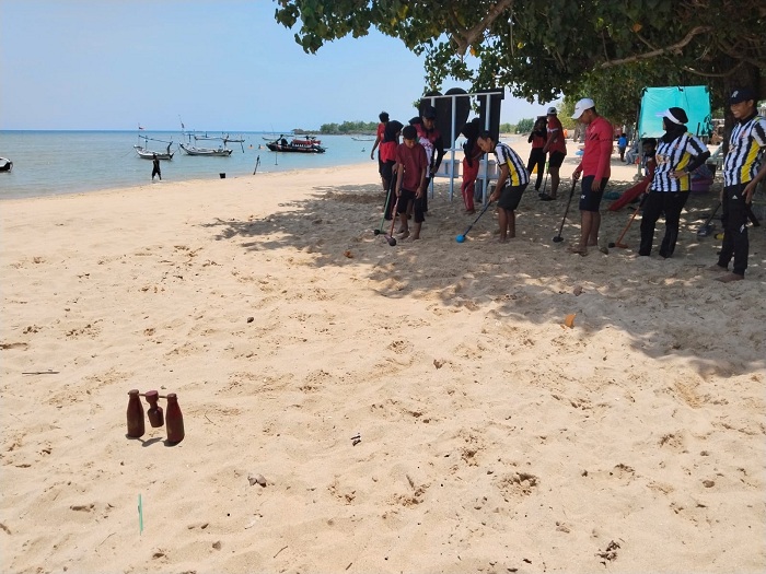 PEMBINAAN: Atlet saat latihan di Pantai Lobuk, Desa Bumianyar, Kecamatan Tanjungbumi, Bangkalan, Minggu (19/10). (CHANDRA UNTUK JPRM)