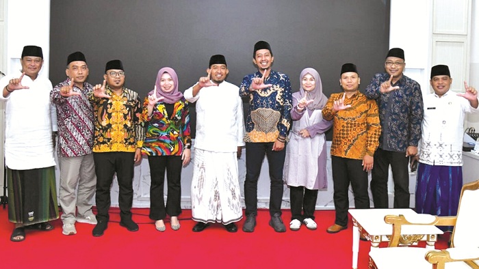 KOMPAK: Bupati Sumenep Achmad Fauzi Wongsojudo saat bertemu langsung dengan rombongan KPID Jatim di rumah dinas bupati, Rabu (22/10). (PROKOPIM UNTUK JPRM)