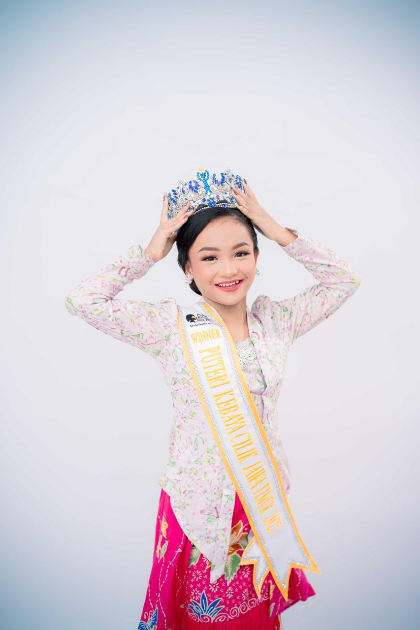 BERTALENTA: Najwa Asharty Bintoro memakai mahkota setelah terpilih menjadi Puteri Kebaya Jatim 2025 kategori cilik di Ballroom Swiss Hotel Surabaya, Sabtu (27/9).