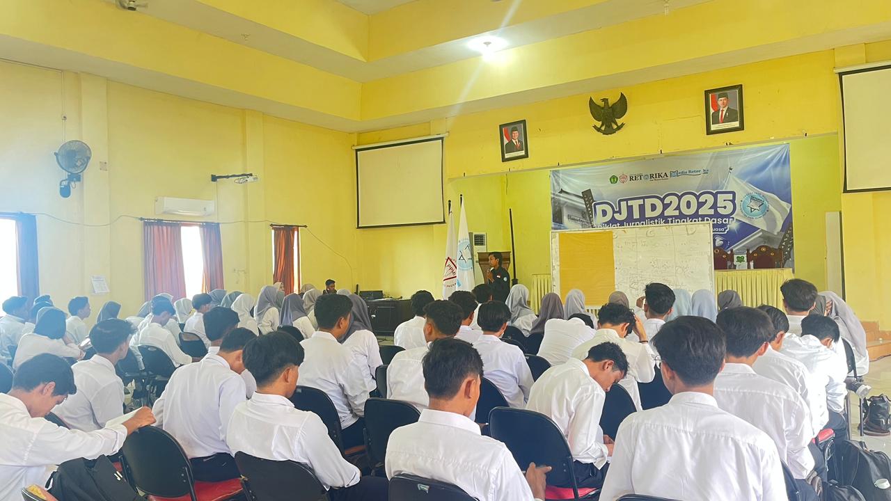 FOKUS: Para Peserta DJTD LPM Retorika UPI Sumenep mendengarkan penyampaian salah satu pemateri.