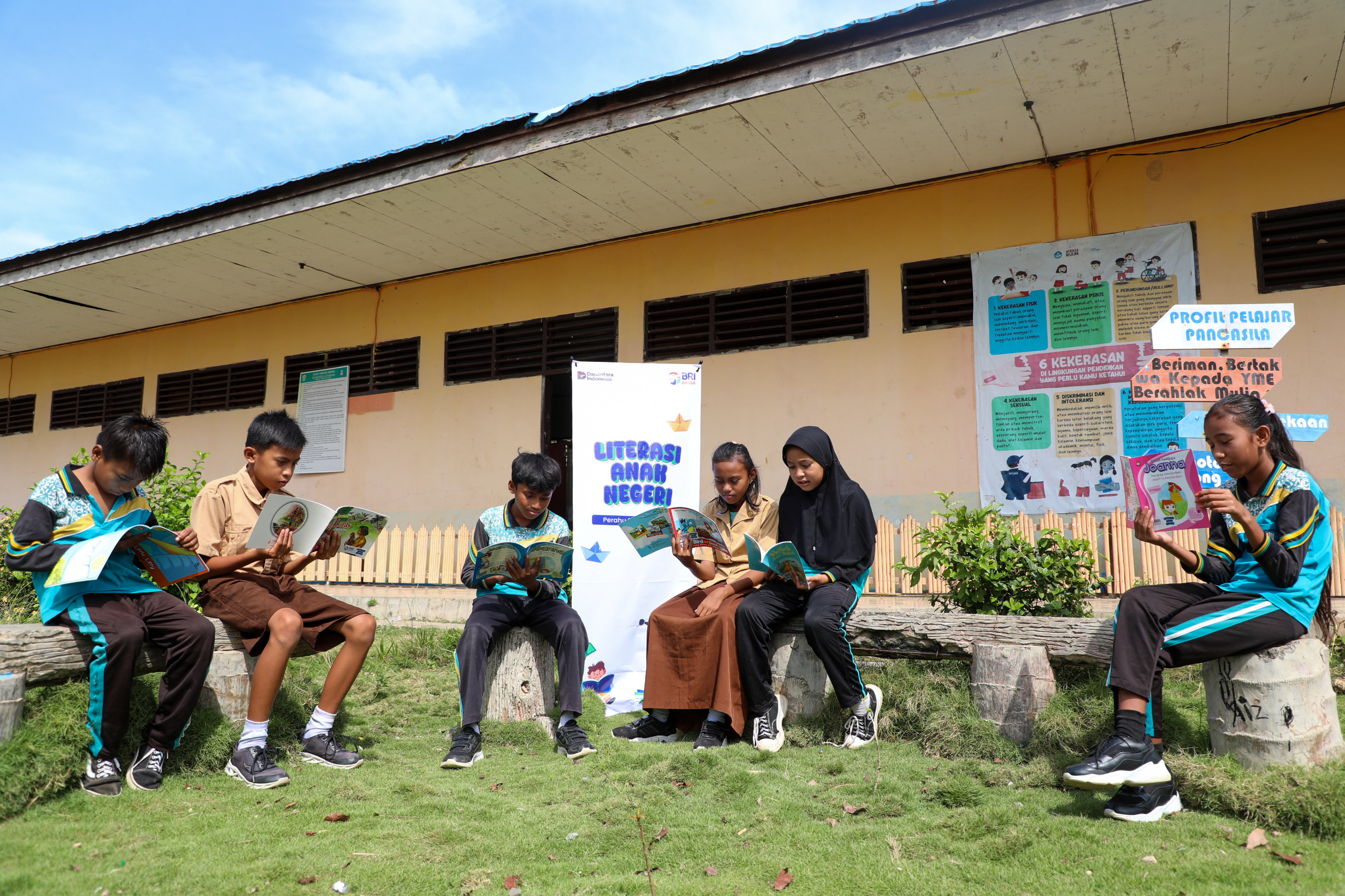 BELAJAR: Sejumlah siswa membaca buku berkat program perahu literasi BRI Peduli di Tolitoli.