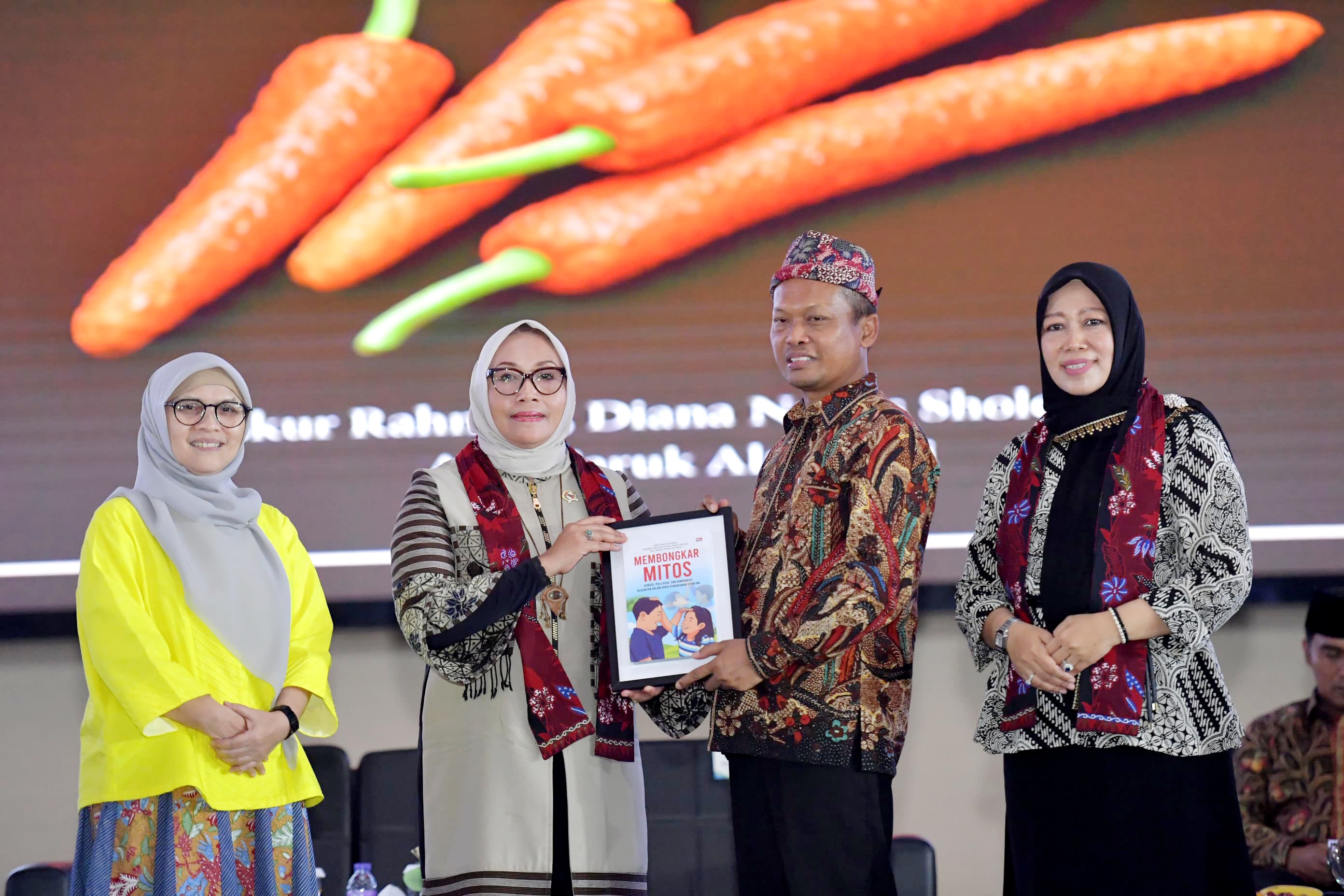 KENANG-KENANGAN: Rektor UTM Prof Safi memberikan cenderamata kepada Menteri Pemberdayaan Perempuan dan Perlindungan Anak Sabtu (25/10). (UTM UNTUK JPRM)