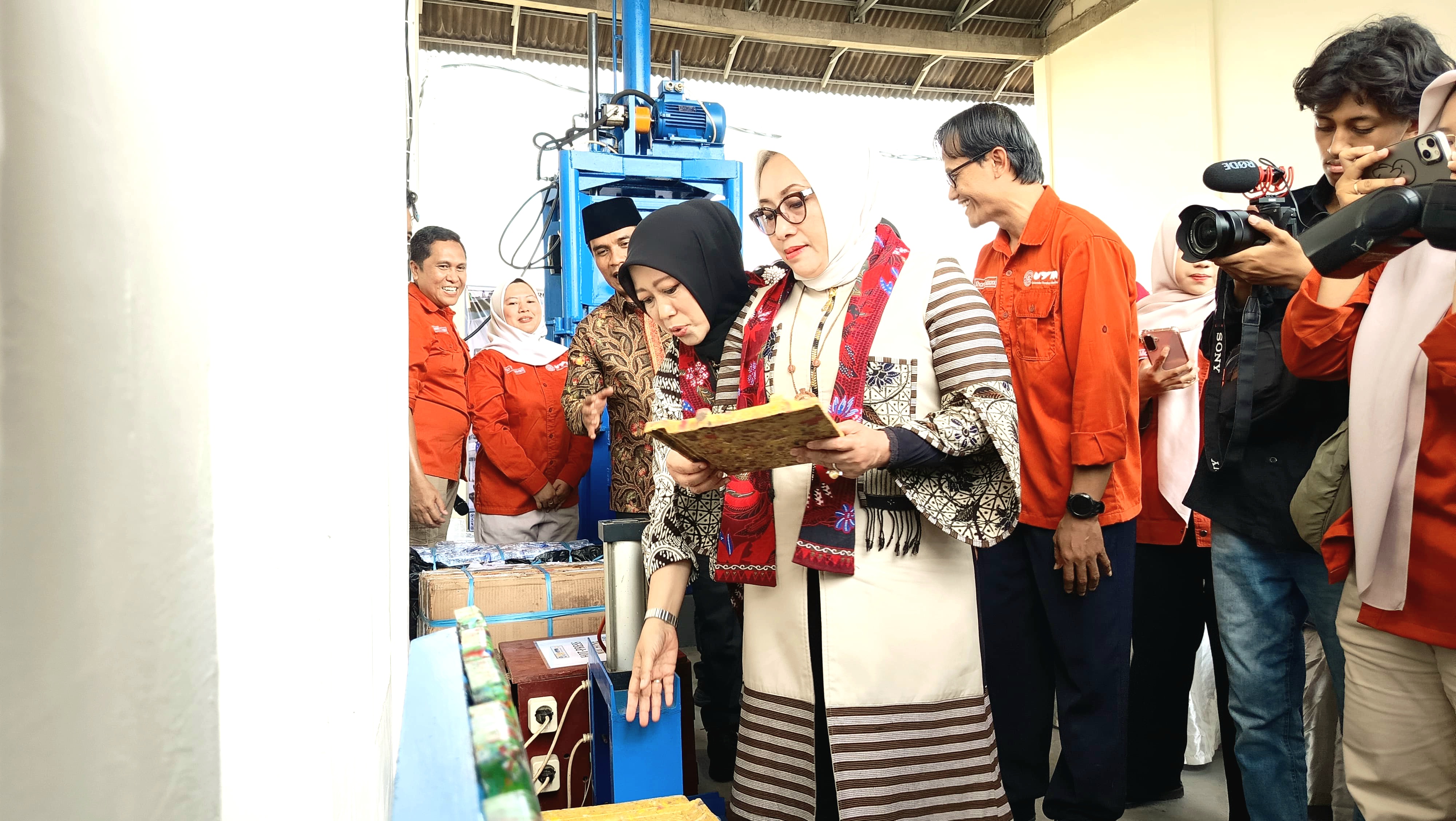 APRESIASI: Menteri Pemberdayaan Perempuan dan Perlindungan Anak Arifah Fauzi tengah mengecek genting yang terbuat dari sampah plastik di UTM Sabtu (25/10). (ZEINAL ABIDIN/JPRM)