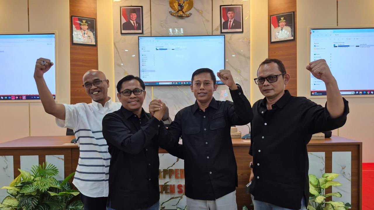 AKLAMASI: Ketua PWI Sumenep terpilih, Faisal Warid, berjabat tangan dengan Syamsul Arifin mantan ketua PWI sebelumnya, Sabtu (25/10).