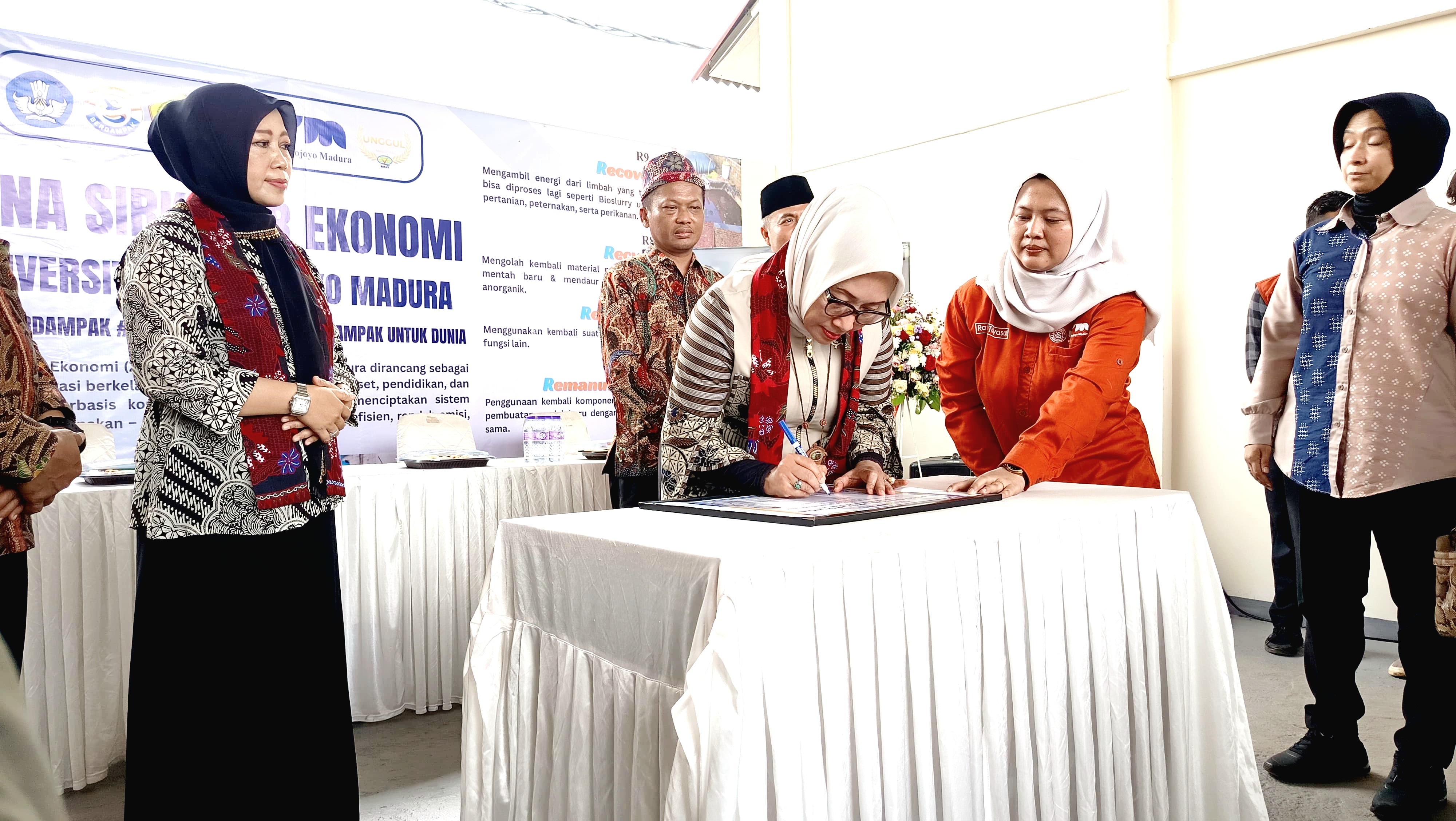NOTA KESEPAHAMAN: Menteri Pemberdayaan Perempuan dan Perlindungan Anak Arifah Fauzi menandatangani peresmian zona sirkular ekonomi UTM. (ZEINAL ABIDIN/JPRM)