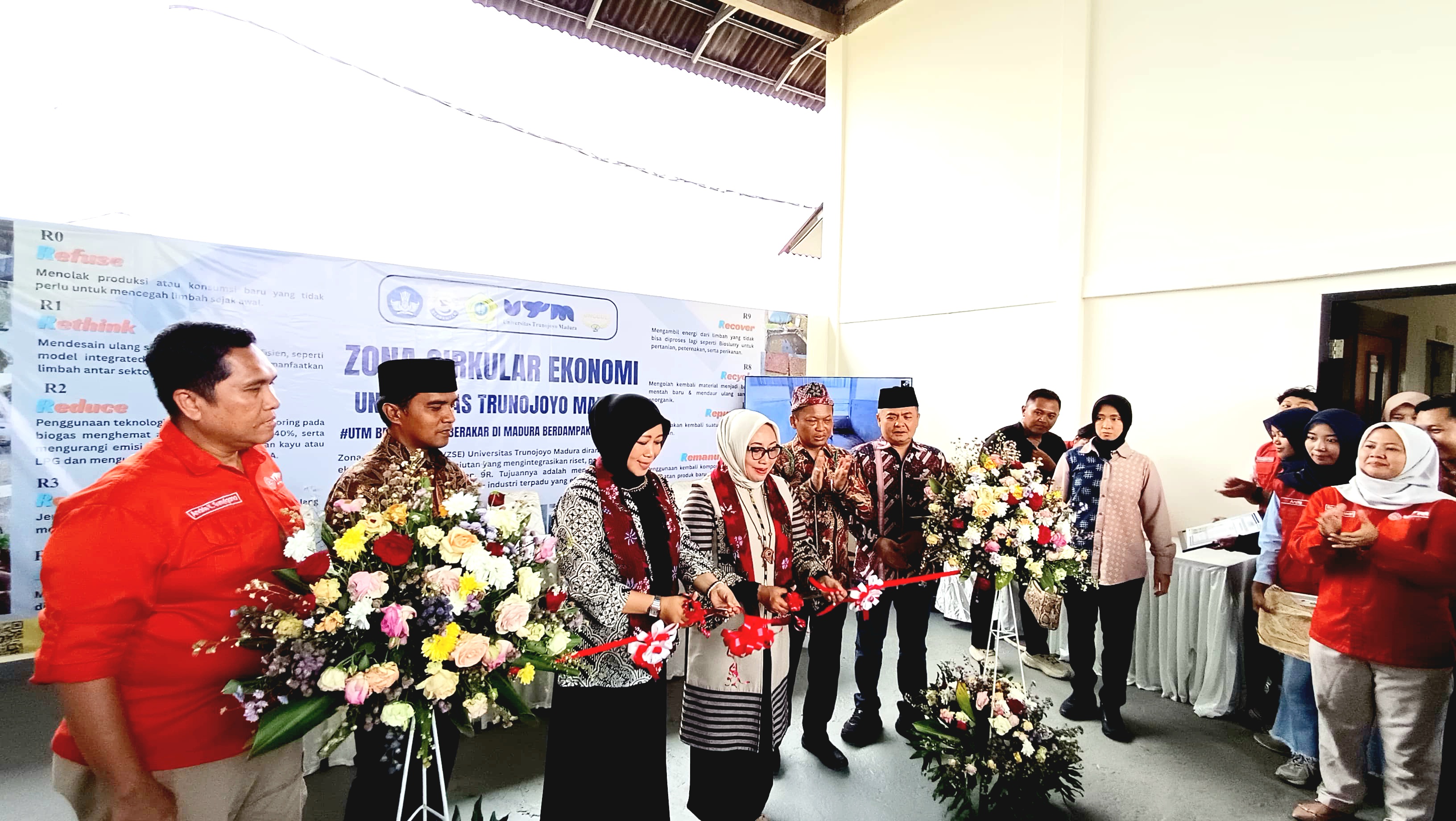 MULAI DIOPERASIKAN: Menteri PPPA RI Arifah Fauzi saat meresmikan zona sirkular ekonomi, Universitas Trunojoyo Madura, Sabtu (25/10). (ZEINAL ABIDIN/JPRM)