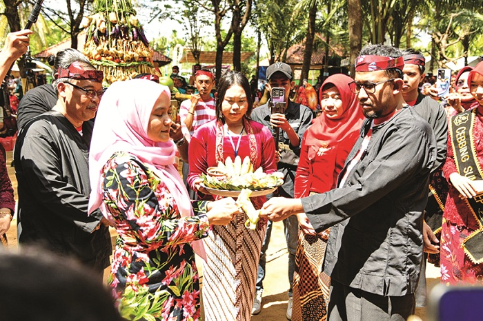 AGENDA TAHUNAN: Bupati Achmad Fauzi Wongsojudo dan istrinya, Nia Kurnia Fauzi, menghadiri kalender event festival ketupat di Kecamatan Slopeng, Sumenep, Senin (7/4). (PROKOPIM SUMENEP UNTUK JPRM)