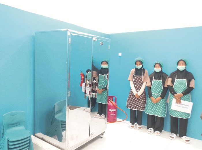 BEROPERASI: Petugas SPPG sedang berada di dapur SPPG Kemala Bhayangkari Cabang Sampang, Jumat (24/10). (UBAIDILLAHIR RAIE/JPRM)