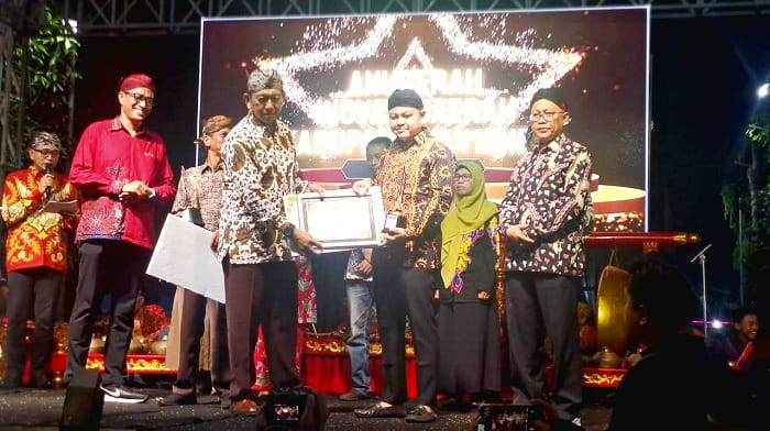 MEMBANGGAKAN: Plt Sekkab Sumenep Achmad Syahwan Effendi menyerahkan penghargaan kepada Kabag Hukum Setkab Sumenep Hizbul Wathan pada Malam Anugerah Inovasi Daerah 2025, Jumat (24/10) malam.