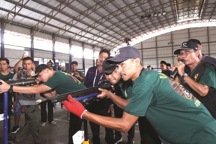 UJI COBA: Wabup Ahmad Mahfudz dan Komandan Kodim 0828 Letkol Czi Dika Catur Yanuar Anwar membidik target saat lomba uji tembak batu akik, fosil, dan sejenisnya di Lapangan GOR Indoor, Minggu (26/10).